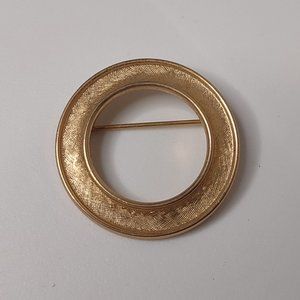 Vintage Round Trifari Gold Tone Brooch